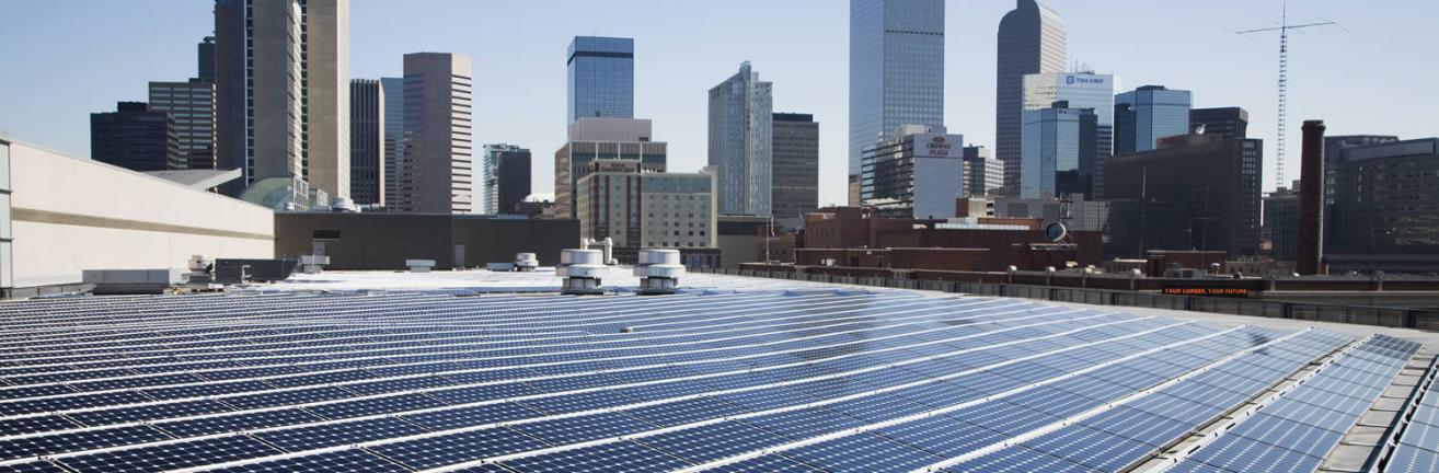 Installation photovoltaïque sur le toit du centre de convention du Colorado à Denver, Etats-Unis.
