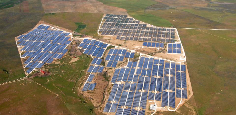 Vue aérienne d'une installation photovoltaïque à Trujillo