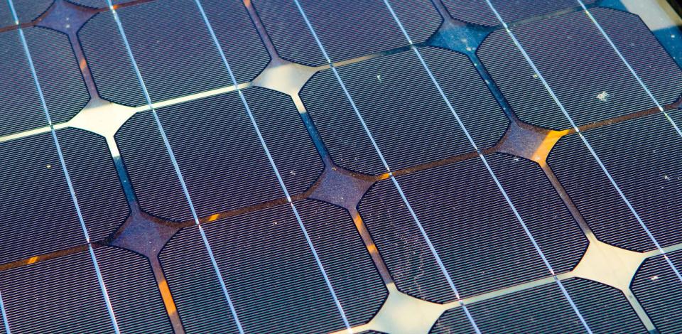 Cellules photovoltaïques produites pour les panneaux solaires du relais de l'Adour, France.