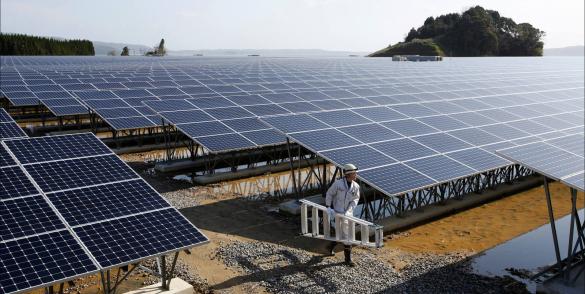 Collaborateur en tournée sur le site de la centrale photovoltaïque mise en service par ISE, Total et SunPower. Nanao, Japon
